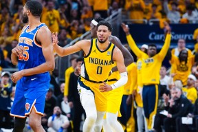 爱游戏-关键时刻NBA季后赛传出新动向；纽约尼克斯外线爆发；管理层表态：球迷炸锅；控场能力受关注的简单介绍